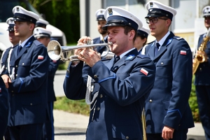 Policjanci i zaproszeni goście podczas uroczystości upamiętnienia gen. Marka Papały przed komisariatem w Pruchniku.