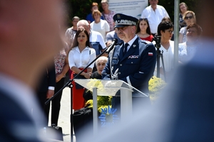 Policjanci i zaproszeni goście podczas uroczystości upamiętnienia gen. Marka Papały przed komisariatem w Pruchniku.
