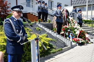 Policjanci i zaproszeni goście podczas uroczystości upamiętnienia gen. Marka Papały przed komisariatem w Pruchniku.