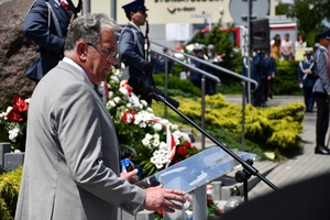 Policjanci i zaproszeni goście podczas uroczystości upamiętnienia gen. Marka Papały przed komisariatem w Pruchniku.