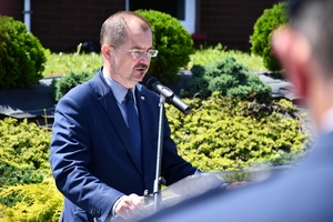 Policjanci i zaproszeni goście podczas uroczystości upamiętnienia gen. Marka Papały przed komisariatem w Pruchniku.