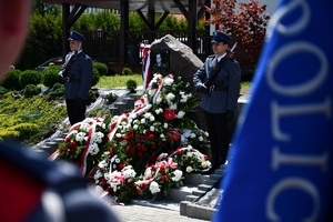 Policjanci i zaproszeni goście podczas uroczystości upamiętnienia gen. Marka Papały przed komisariatem w Pruchniku.