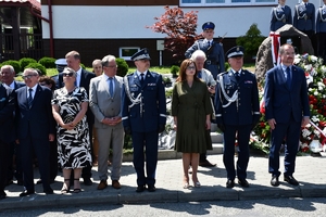 Policjanci i zaproszeni goście podczas uroczystości upamiętnienia gen. Marka Papały przed komisariatem w Pruchniku.