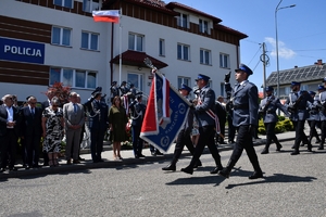 Policjanci i zaproszeni goście podczas uroczystości upamiętnienia gen. Marka Papały przed komisariatem w Pruchniku.