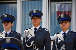 Policjanci i zaproszeni goście podczas uroczystości upamiętnienia gen. Marka Papały przed komisariatem w Pruchniku.