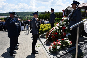 Policjanci i zaproszeni goście podczas uroczystości upamiętnienia gen. Marka Papały przed komisariatem w Pruchniku.