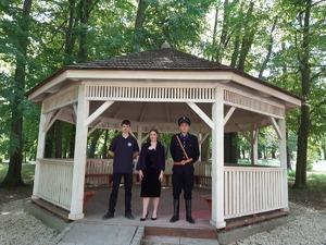 policjant stojący obok uczniów