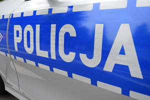 Napis Policja na drzwiach radiowozu