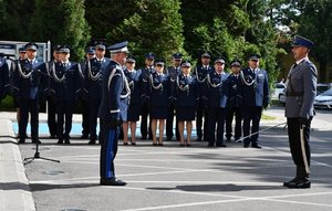 policjant melduje gotowość do rozpoczęcia uroczystości pod pomnikiem