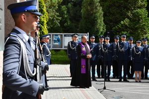 uczestnicy uroczystości pod pomnikiem przy komendzie