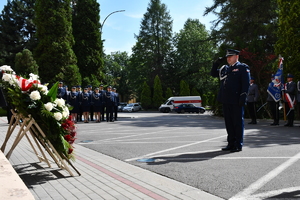 policjant składający wieńce przed komenda wojewódzką policji w Rzeszowie