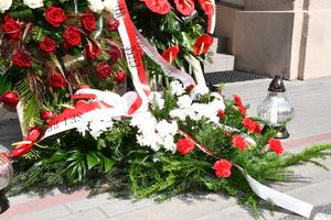 kwiaty i wieńce złożone pod komendą