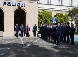 Uczestnicy uroczystości, pod tablicami upamiętniającymi poległych policjantów KWP Rzeszów