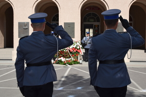Uczestnicy uroczystości, pod tablicami upamiętniającymi poległych policjantów KWP Rzeszów