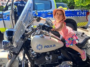 dziewczynka siedząca na policyjnym motocyklu harley-davidson