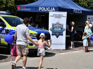 na zdjęciu policyjne stanowisko oraz przechodzące osoby