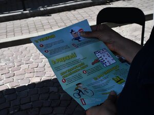 zbliżenie na trzymaną w rękach kolorową ulotkę profilaktyczną