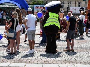 Policyjna maskotka Miś Popo w tłumie uczestników pikniku