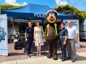 na zdjęciu umundurowani policjanci na tle policyjnego stoiska, wspólnie z wojewodą i misiem Popo