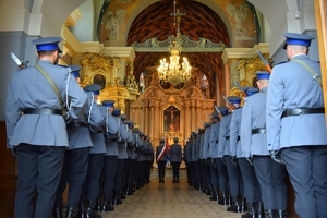 Policjanci i zaproszeni goście podczas uroczystej mszy w Kościele Farnym