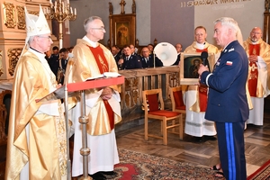 Policjanci i zaproszeni goście podczas uroczystej mszy w Kościele Farnym