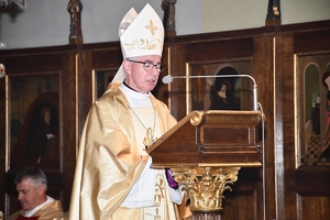 Policjanci i zaproszeni goście podczas uroczystej mszy w Kościele Farnym