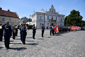 Policjanci i zaproszeni goście podczas rozpoczęcia uroczystości na Placu Farnym w Rzeszowie.
