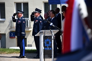 Policjanci i zaproszeni goście podczas rozpoczęcia uroczystości na Placu Farnym w Rzeszowie.