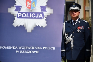 Policjanci i zaproszeni goście podczas rozpoczęcia uroczystości na Placu Farnym w Rzeszowie.