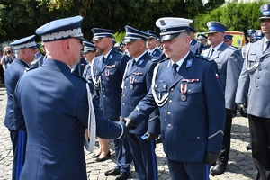 Policjanci i zaproszeni goście podczas rozpoczęcia uroczystości na Placu Farnym w Rzeszowie.