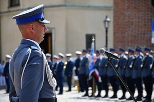 Policjanci i zaproszeni goście podczas rozpoczęcia uroczystości na Placu Farnym w Rzeszowie.