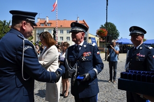 Policjanci i zaproszeni goście podczas rozpoczęcia uroczystości na Placu Farnym w Rzeszowie.
