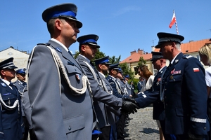 Policjanci i zaproszeni goście podczas rozpoczęcia uroczystości na Placu Farnym w Rzeszowie.