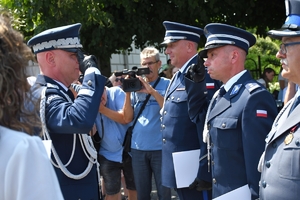 Policjanci i zaproszeni goście podczas rozpoczęcia uroczystości na Placu Farnym w Rzeszowie.