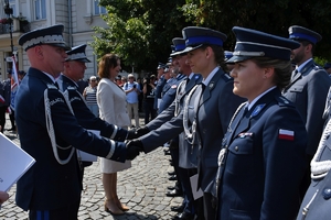 Policjanci i zaproszeni goście podczas rozpoczęcia uroczystości na Placu Farnym w Rzeszowie.