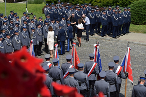 Policjanci i zaproszeni goście podczas rozpoczęcia uroczystości na Placu Farnym w Rzeszowie.
