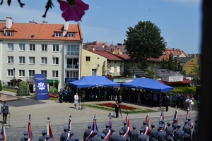 Policjanci i zaproszeni goście podczas rozpoczęcia uroczystości na Placu Farnym w Rzeszowie.