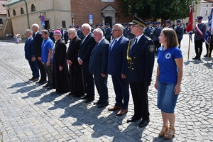 Policjanci i zaproszeni goście podczas rozpoczęcia uroczystości na Placu Farnym w Rzeszowie.