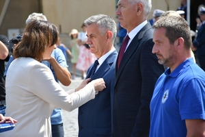 Policjanci i zaproszeni goście podczas rozpoczęcia uroczystości na Placu Farnym w Rzeszowie.