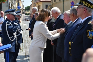 Policjanci i zaproszeni goście podczas rozpoczęcia uroczystości na Placu Farnym w Rzeszowie.