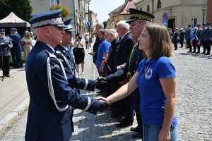 Policjanci i zaproszeni goście podczas rozpoczęcia uroczystości na Placu Farnym w Rzeszowie.