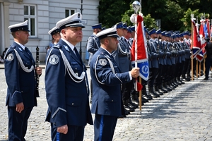 Policjanci i zaproszeni goście podczas rozpoczęcia uroczystości na Placu Farnym w Rzeszowie.