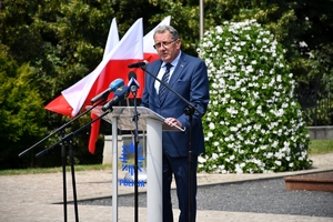 Policjanci i zaproszeni goście podczas rozpoczęcia uroczystości na Placu Farnym w Rzeszowie.