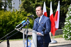 Policjanci i zaproszeni goście podczas rozpoczęcia uroczystości na Placu Farnym w Rzeszowie.