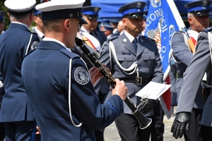 Policjanci i zaproszeni goście podczas rozpoczęcia uroczystości na Placu Farnym w Rzeszowie.