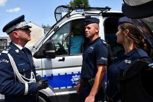 Policjanci i zaproszeni goście podczas rozpoczęcia uroczystości na Placu Farnym w Rzeszowie.