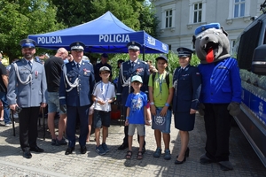 Policjanci i zaproszeni goście podczas rozpoczęcia uroczystości na Placu Farnym w Rzeszowie.