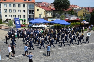 Policjanci i zaproszeni goście podczas rozpoczęcia uroczystości na Placu Farnym w Rzeszowie.