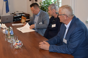 Komendant Wojewódzki Policji w Rzeszowie nadinsp. Dariusz Matusiak i zaproszeni goście podczas podpisania porozumienia w gabinecie komendanta.