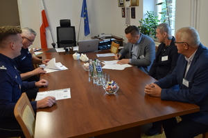 Komendant Wojewódzki Policji w Rzeszowie nadinsp. Dariusz Matusiak i zaproszeni goście podczas podpisania porozumienia w gabinecie komendanta.